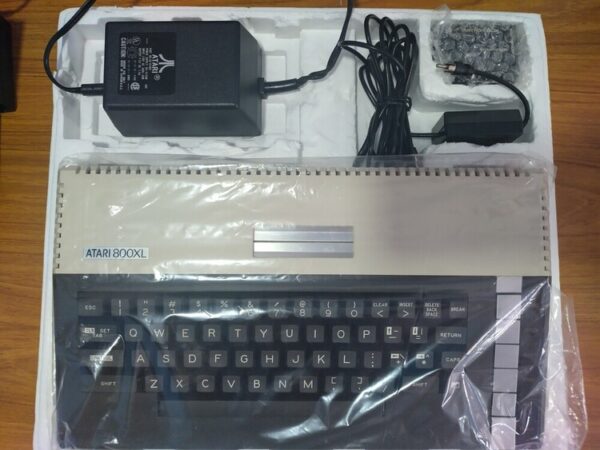 COMPUTER-ATARI 800XL - NEW OLD STOCK.